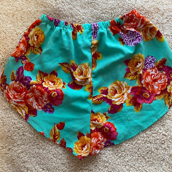 ⚡️⚡️FREE a with a purchase of $25⚡️⚡️ Ambiance Apparel Floral Shorts, SIZE: S - Picture 3 of 3
